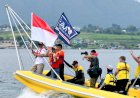Bawa Merah Putih, Pj Gubernur Sumut Pimpin Lap Parade F1 Powerboat Danau Toba