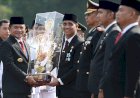 Pj Gubernur Sumut Serahkan Tunggul Kecamatan Terbaik se-Sumut